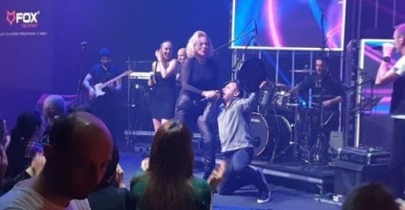 BRENA NA KONCERTU PJEVALA SVOJ VELIKI HIT, A ONDA JE IZ PUBLIKE ON ISKOČIO: Kad su vidjeli šta nosi u rukama, nastao je HAOS! (VIDEO)