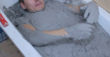 MOMAK SE ZABETONIRAO U KADI DA DOKAŽE DA SE MOŽE IZVUĆI: A onda se beton stvrdnuo I NASTALA JE DRAMA (VIDEO)