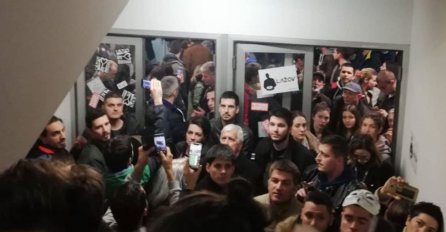Pušteni demonstranti koji su u RTS došli s pilom