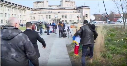 NOVI INCIDENT ISPRED HAAGA:  Muškarac sa srpskom zastavom prijeti da će doći s pištoljem