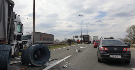 STRAVIČNA NESREĆA: Sudarila se 4 kamiona, gužve su ogromne