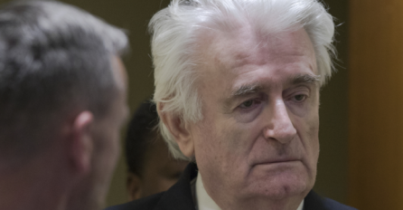 PROCURILE PRVE FOTOGRAFIJE KARADŽIĆA IZ SUDNICE: Vidite li u čemu se pojavio