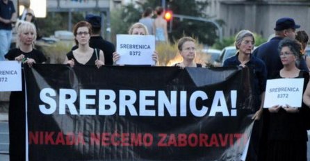 I 'Žene u crnom' u Potočarima odaju počast žrtvama genocida