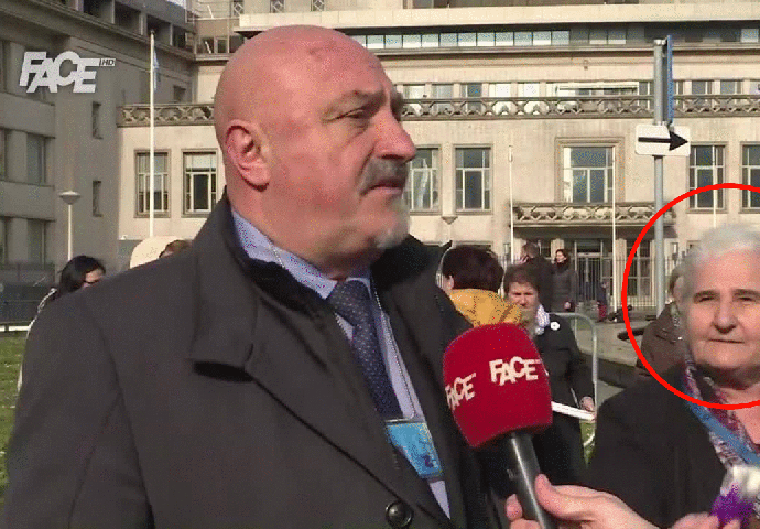MUNIRA SUBAŠIĆ prišla advokatu RADOVANA KARADŽIĆA dok je davao izjavu: Evo maramice pošto ćete plakati (VIDEO)
