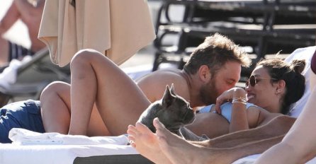 TOLIKO JE ZGODNA DA JU JE NEPRIJATNO GLEDATI: Muzičar ima 27 GODINA MLAĐU djevojku, a tek kad se okrene nastaje LOM! (FOTO)