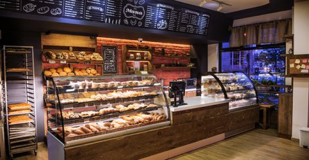 PODRŠKA KARADŽIĆU SKUPO PLAĆENA: Građani od jutarnjih sati bojkotuju pekaru, čiji vlasnik podržava zločinca!