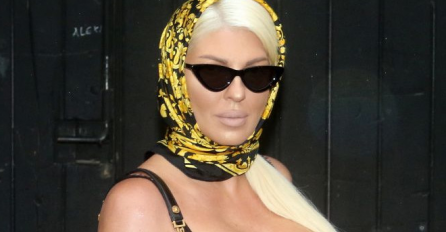 DANAS JE JELENA KARLEUŠA OBIŠLA GROB SVOJE MAJKE! Uslikali su je OVAKU sa tetkom:  Svi su primijetili da OVO SKRIVA (FOTO)