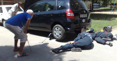 ZMIJA MU SE ZAVUKLA U AUTOMOBIL: Čovjek stao da natoči gorivo, pa jedva ostao na nogama