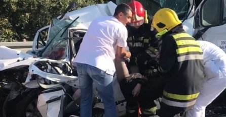 STRAVIČNA NESREĆA: Ljudi zarobljeni u smrskanim automobilima, izvlače ih vatrogasci