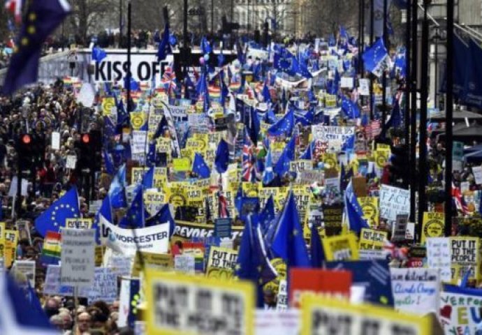 Stotine hiljada Britanaca marširaju Londonom: Traže novi referendum o Brexitu