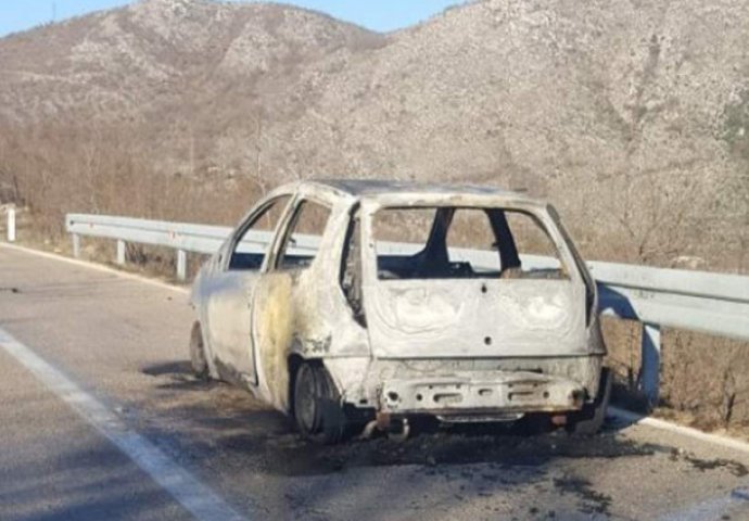 Na putu za Trebinje: Fiat se zapalio u vožnji i izgorio!