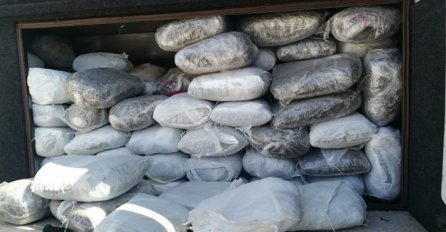 Crnogorac u “mercedesu” sakrio 233 KILOGRAMA DROGE!
