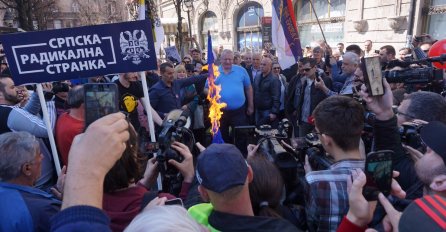 Ratni zločinar palio zastave EU i NATOa po Beogradu, a njegove pristalice poručile: NIJE BIO GENOCID U SREBRENICI!