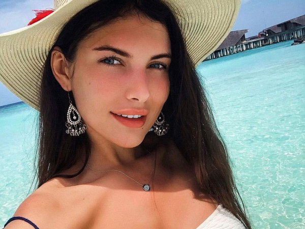 0-pay-alesia-semerenko-16-at-maldives-east2west