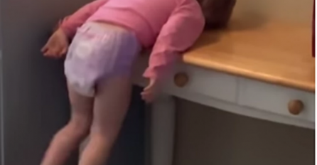 ŠTA OVO ONA RADI? Majka je po povratku kući zatekla neobičnu scenu, SVI GLEDAJU VIDEO I ČUDE SE (VIDEO)