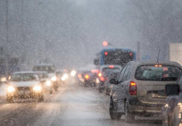 PRIPREMITE SE! Meteorolozi izdali niz upozorenja: Dolazi jaka oluja i snijeg, a sutra stižu još veći problemi