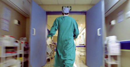 ČULO SE ZAPOMAGANJE, PANIKA U BOLNICI: Pacijent krenuo da ubije dvije medicinske sestre, izvukao nož i skočio da davi 