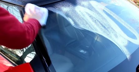DA SE SIJA: Ovako ćete savršeno oprati šoferšajbu vašeg automobila (VIDEO) 