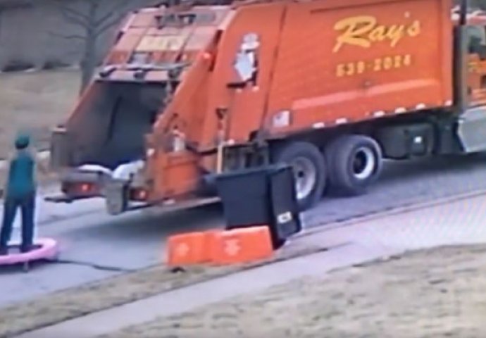 RADNIK GRADSKE ČISTOĆE NASMIJAO REGION: Skupljao je smeće, a onda naletio na TRAMPOLINU (VIDEO)