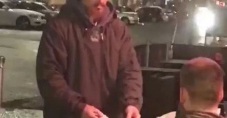 Beskućnik je molio za malo para, a jedan od gostiju mu je dao svoju BANKOVNU KARTICU I PIN! Nakon nekoliko minuta VELIKI PREOKRET!