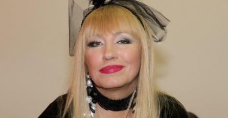 Pjevačica nikad provokativnija, skroz raskopčala košulju, SVE SE VIDI: Na internetu osvanula fotografija koja je ŠOKIRALA SVE (FOTO)