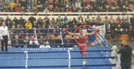 CECIN SIN ZA MINUT PREBIO PROTIVNIKA, A ONDA POBJESNIO U RINGU: Publika ga u šoku gledala šta radi (VIDEO)