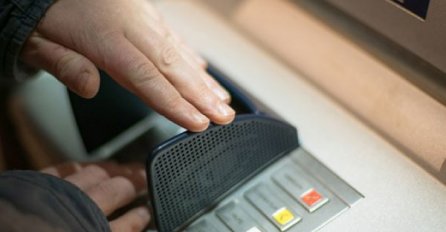 AKO BANKOMAT OVAKO IZGLEDA, ni slučajno ne UBACUJTE KARTICU i ne dižite novac sa njega (FOTO)