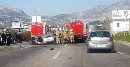 TEŠKA SAOBRAĆAJNA NESREĆA: Automobil završio na krovu, saobraćaj se otežano odvija tim dijelom puta