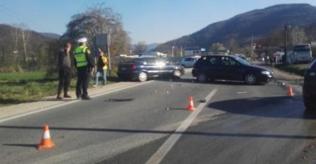 POTPUNO OBUSTAVLJEN SAOBRAĆAJ! Sudar pet automobila na M-17: Ima povrijeđenih