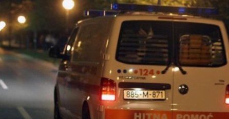 STRAVIČNA NESREĆA U CENTRU GRADA: Ekipa Hitne pomoći ukazuje pomoć povrijeđenim osobama, jedna traka blokirana