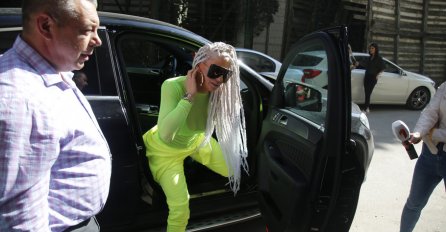 JELENA KARLEUŠA BEZ RIJEČI UŠLA NA SNIMANJE "ZVEZDE GRANDA": Kad su vidjeli šta joj je na nogama, NISU MOGLI SEBI DOĆI (FOTO)