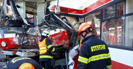 STRAŠAN SUDAR TRAMVAJA I TROLEJBUSA: Povrijeđeno 40 osoba, policija i Hitna na licu mjesta