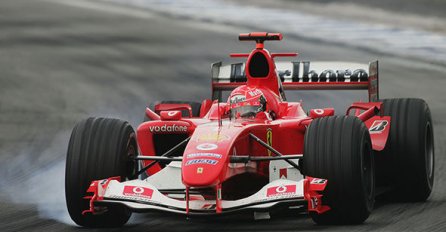 SCHUMACHER SJEO ZA VOLAN FERRARIJA, OVAJ TRENUTAK SU SVI ČEKALI: Kad su ga ugledali, svima su krenule suze! (FOTO)