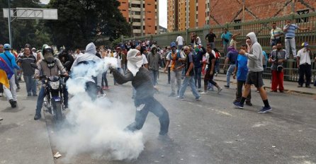 Dramatično u Venecueli: Više stotina građana probilo barikade