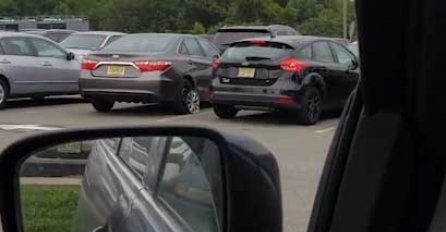 Internet gori zbog ovog videa: KO JE NJOJ DAO VOZAČKU? OVO MORATE POGLEDATI