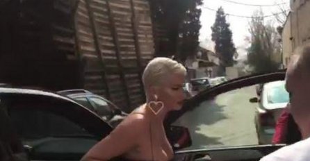 UTEGLA SE I IZBACILA GRUDI, A SAD SE OGLASILA: Kad su vidjeli šta je JELENA NAPISALA za svoje SRCE, suze su same krenule! (FOTO)