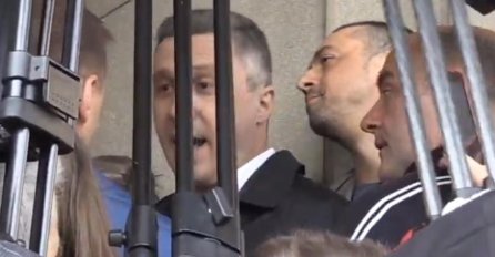 U BEOGRADU OPET NAPETO: Čelnici opozocije blokirali ulaz u Skupštinu grada!