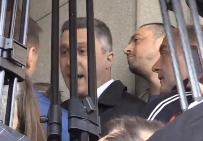 U BEOGRADU OPET NAPETO: Čelnici opozocije blokirali ulaz u Skupštinu grada!