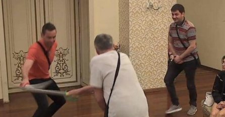 MILIJANA POČELA FLERTOVATI SA DRUGIM, MILOJKO ODMAH UZEO ŠTAP I UŠAO U BORBU: Uhvatio se za srce, DRAMATIČNE SCENE! (FOTO)