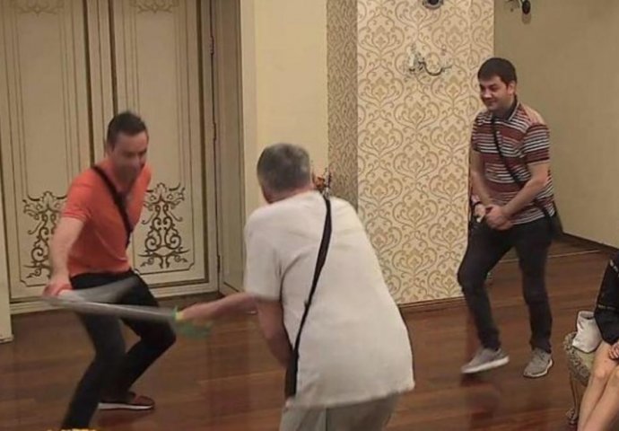 MILIJANA POČELA FLERTOVATI SA DRUGIM, MILOJKO ODMAH UZEO ŠTAP I UŠAO U BORBU: Uhvatio se za srce, DRAMATIČNE SCENE! (FOTO)