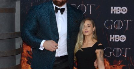 Mnogo je poznatijih zvijezda prošlo, ali ovaj glumački par je privukao pažnju svih: ON IMA 180 KG, A ONA SVEGA 52!