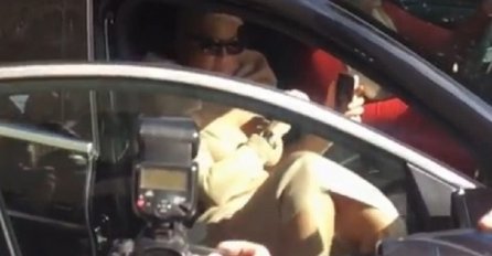 DANAS SVI GLEDAJU U KARLEUŠINU MAJICU, NE MOŽETE SKRENUTI POGLED: Kada vidite slike sve će vam biti jasno! 