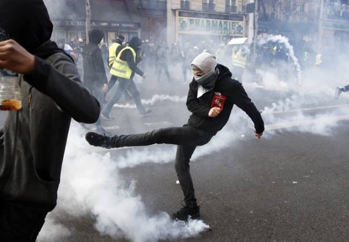 Zbog "žutih prsluka" na ulicama Pariza više od 7.000 policajaca