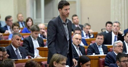 U BEOGRADU JE HAOS, a šta se ovo dešava u Zagrebu? Zastupnika iz opozicije NAPALI I IZNIJELI IZ SKUPŠTINE! (Video)