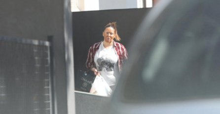 ŠTO JOJ JE OVO TREBALO: Ana Nikolić plašila ljude s maskom na ulici!