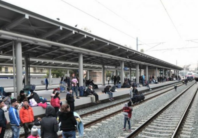 Veliki protesti migranata blokirali glavni metro u Atini 