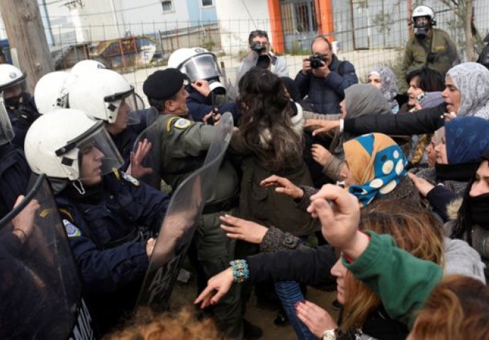 Grčka policija sukobila se s migrantima nakon lažne vijesti o prelasku preko granice 