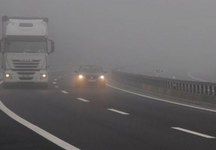 UPOZORENJE VOZAČIMA: Magla smanjuje vidljivosti, a povećana i opasnost od odrona