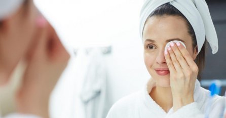 Kada skidate šminku micelarnom vodom ne smijete praviti OVU GREŠKU: Dermatolog upozorava da da ne preskačete jedan korak
