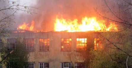 Gori zgrada nekadašnje tvornice Pamučna industrija, na terenu su vatrogasci i policija